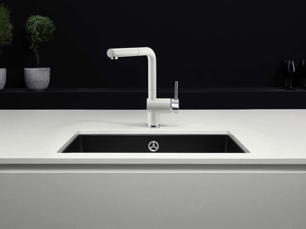 Blanco Linus-S White Edition als stilprägendes Element eines puristischen, auf das Wesentliche reduzierten Gestaltungskonzepts: Eleganter kann matt Weiß nicht wirken. Foto: Blanco
