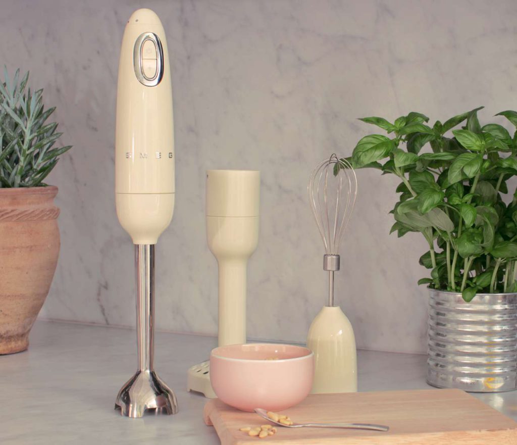 Einfach schön mixen – mit dem neuen Stabmixer von Smeg.