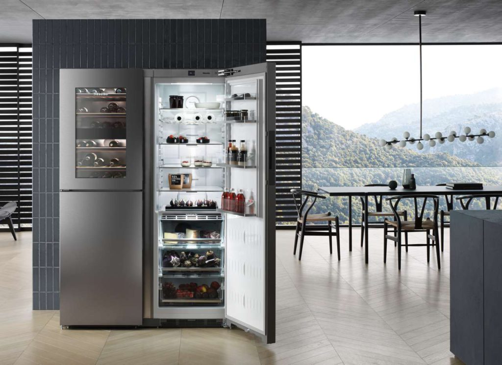 Eine tolle Kombination side-by-side: Rechts ein Kühlschrank (KS 28463 D ed/cs) mit 366 Liter Kühlvolumen, Frischezone PerfectFresh Pro und Energieeffizienzklasse A+++, links eine Kombination aus Wein- und Gefrierschrank mit Platz für 46 Weinflaschen und einem geräumigen Gefrierschrank mit 126 Liter Fassungsvermögen (KWNS 28462 E ed/cs). Hinter der Tür in pflegeleichtem Edelstahl CleanSteel versteckt sich ein IceMaker mit Frischwasseranschluss. Foto: Miele