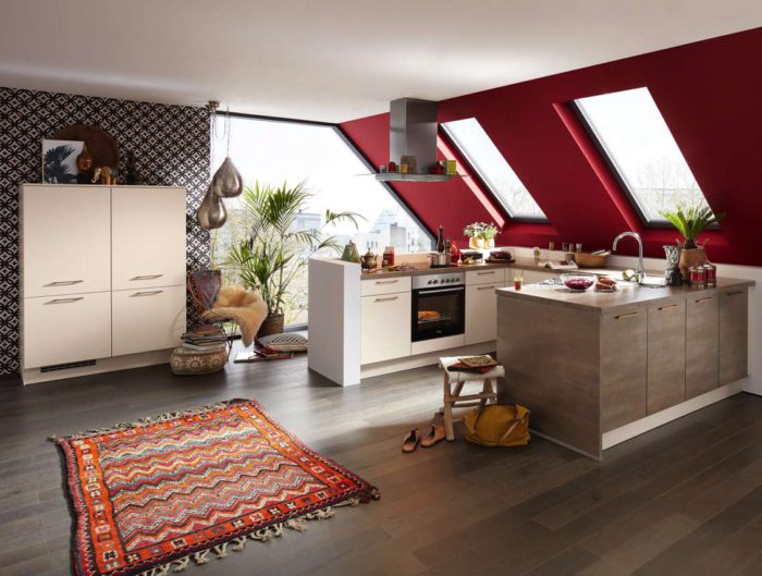 Material- und Farbenmix liegen im Trend. Für besondere Highlights in der Küche sorgen Fronten in Kupfer-Optik. Foto: djd/KüchenTreff