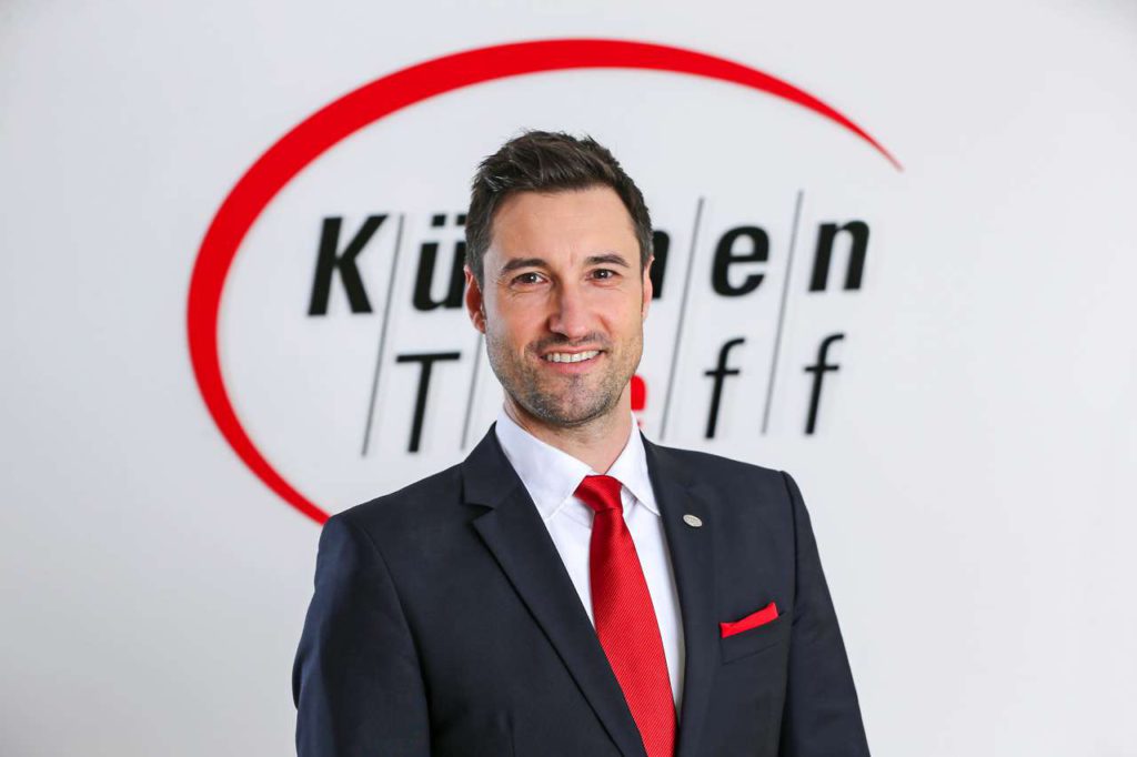 "Immer mehr Kunden entscheiden sich für eine individuelle Kombination verschiedener Materialien", so die Erfahrung von Daniel Borgstedt, Chefeinkäufer bei KüchenTreff.
Foto: djd/KüchenTreff