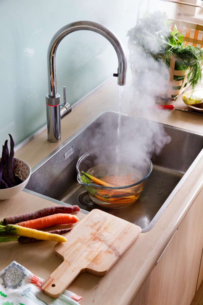 Wasserkocher, Eierkocher und Co. braucht es nicht: Der Wasserhahn mit Kochwasser auf Knopfdruck spart viele andere Elektrogeräte in der Küche ein. Foto: djd/Quooker