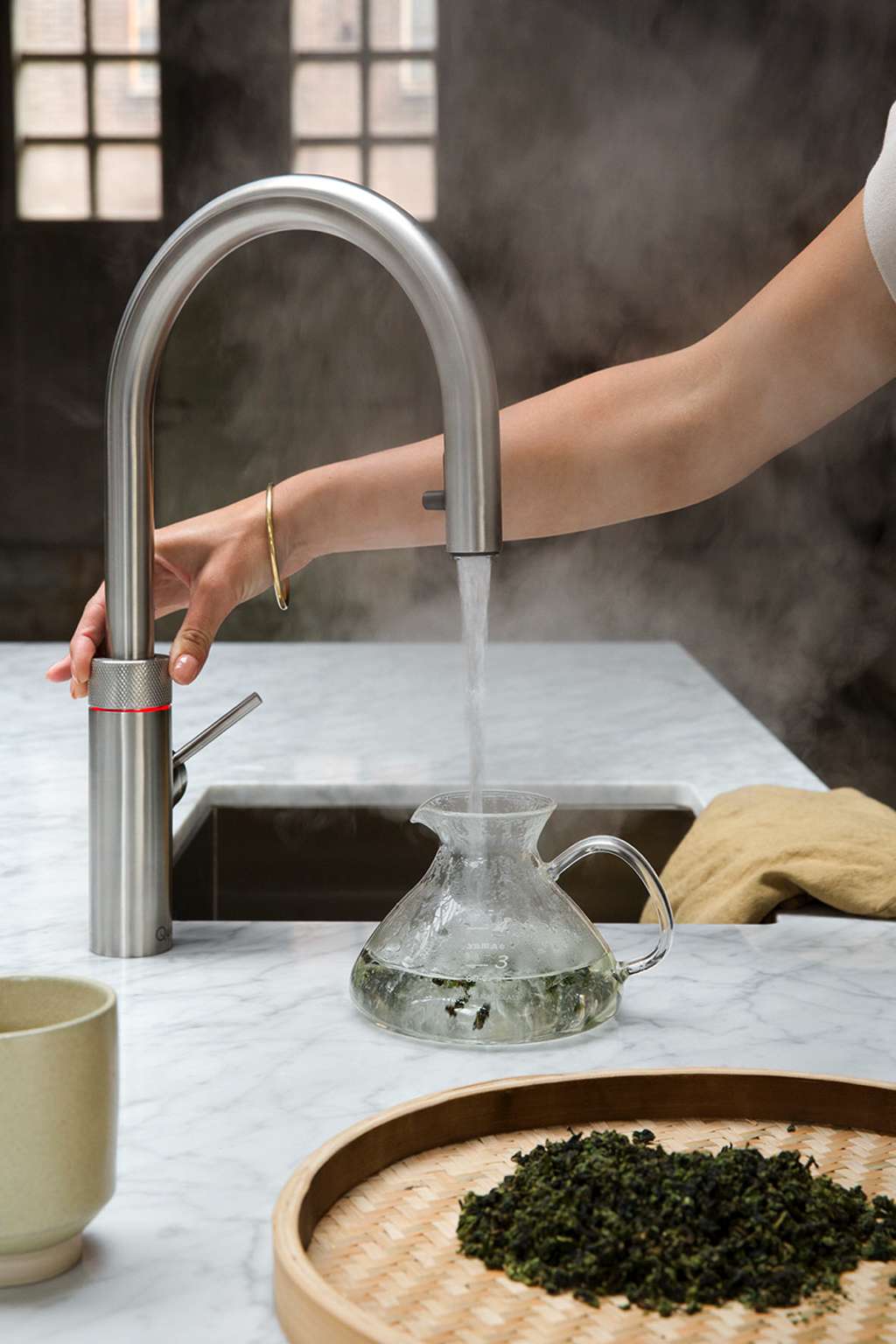 Der Kochend-Wasserhahn passt mit seiner zeitlos-eleganten Optik in jede Küche, das vakuumisolierte Wasserreservoir bleibt unter der Spüle gut verborgen. Foto: djd/Quooker