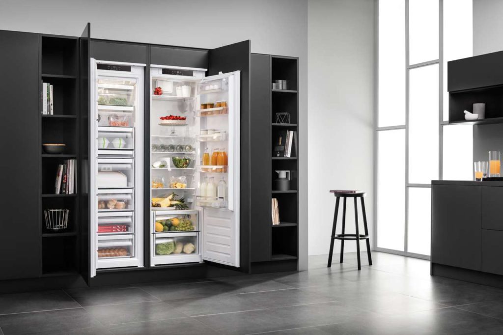 Der Trend geht zum Großkühlschrank mit mehr als 300 Litern Fassungsvermögen und unterschiedlichen Nutzungszonen, der als Soli-tär an einer Küchenwand stehen oder eingebaut sein kann. Foto: AMK
