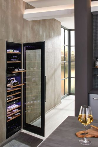 Der Weinklimaschrank FWK 8800.0 genügt mit einer Kapazität von bis zu 97 Flaschen und drei Temperaturzonen selbst professionellen Ansprüchen. Foto: ©Küppersbusch