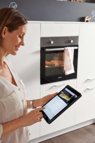 Backofen und andere Elektrogeräte lassen sich mit einer App ganz einfach über Smartphone und Tablet steuern.
Foto: djd/KüchenTreff