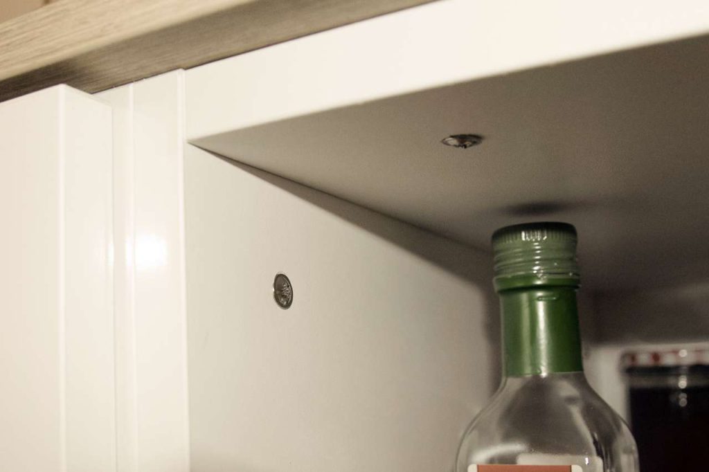 Einige Schrauben wurden viel zu tief in den Korpus hineingeschraubt. Es gibt zusätzliche Löcher im Schrank, die unsymmetrisch und fransig gebohrt wurden und gar nicht benötigt werden. Fotos: ©Küchen Journal