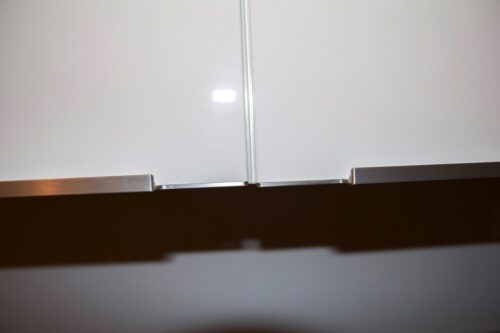 Die Türen des Oberschranks sind nicht auf einer Linie. Foto: Küchen Journal