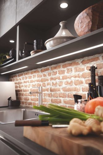 Die integrierte LED-Beleuchtung im Unterboden schafft ein perfektes Licht für die täglichen Küchenarbeiten und zaubert zudem ein schönes Ambiente. Foto: Nobilia