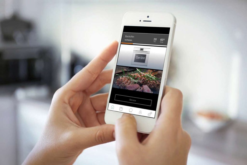 Anregungen und Profitipps zum Backen holen sich heutzutage viele per App. Mit einem vernetzten Marken-Einbaugerät gelingt beispielsweise das Selbstgebackene so perfekt und ganz nach Wunsch. Foto: AMK