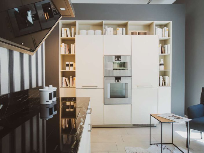 Country bedeutet nicht gleich rustikal. Der dezente, sandfarbene Mikrostrukturlack und die offenen Stauraummöglichkeiten geben diesem Landhausküchen-Design einen modern-puristischen Look. Die Integration von Einbaugeräten in die Schrankfronten lockert das Bild auf, sodass die WARENDORF Country selbst in zeitgemäßen Loft-Apartments wirkungsvoll in Szene gesetzt werden kann. Foto: Warendorf Küchen