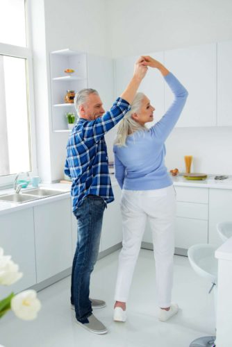 Sorgt für neuen Schwung: Gerade ältere Menschen schätzen den schnellen und sauberen Austausch der Küchenfronten.
Foto: djd/www.beptum.de/deagreez - stock.adobe.com