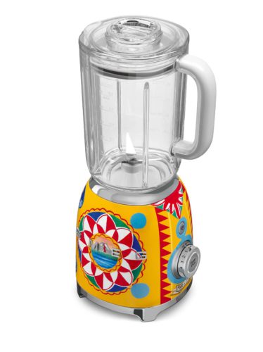 Der powervolle Smeg Standmixer im Dolce & Gabbana Design „Sicily is my Love“ erzählt von den Schönheiten Siziliens, der geistigen Heimat der Mode-Ikonen. Sein ausgefallenes Dekor feiert die Landschaften und die Kultur der Mittelmeerinsel. Zum Verlieben! Foto: Smeg