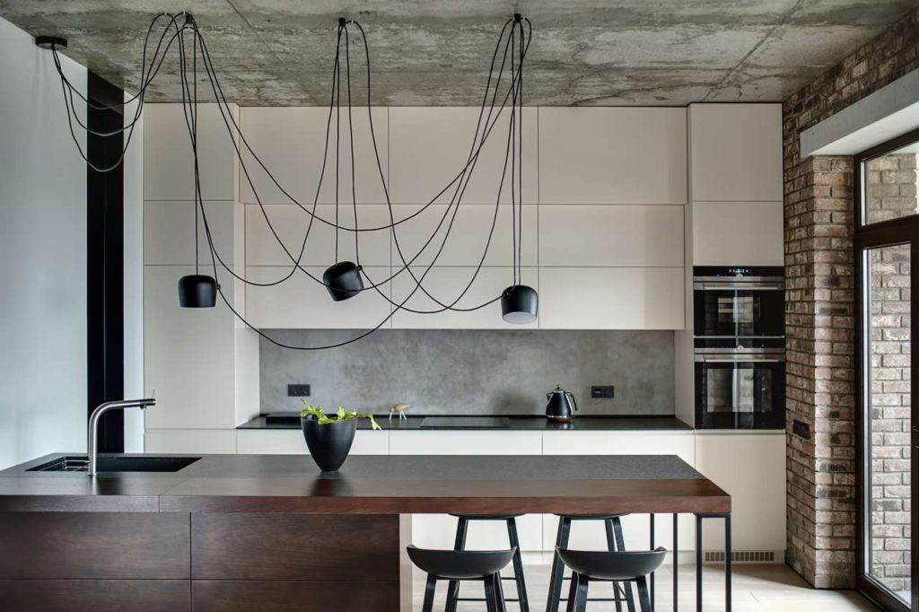 Eine Küchennischenwand aus Beton liegt im Trend und bietet einen schicken Loft-Charme. 