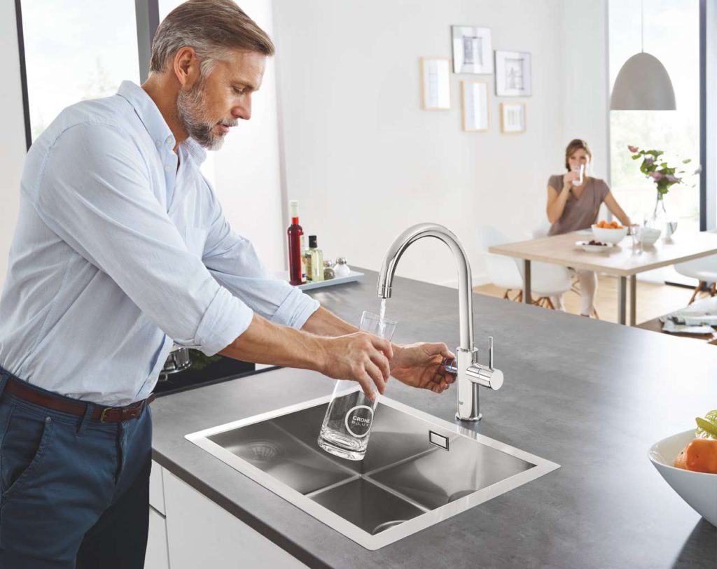 Per Knopfdruck kommt wohlschmeckendes, gefiltertes und auf die optimale Trinktemperatur gekühltes Wasser in den Varianten still, medium und sprudelnd direkt aus der eigenen Armatur. Foto: Grohe