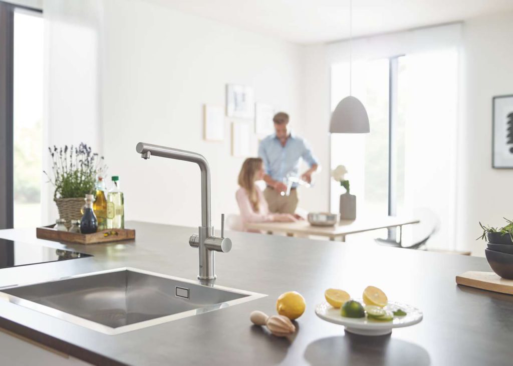 Sogar Kaffee entfaltet seinen vollen Geschmack mit dem frisch gefilterten Wasser direkt aus der GROHE Blue Home Armatur. Foto: Grohe