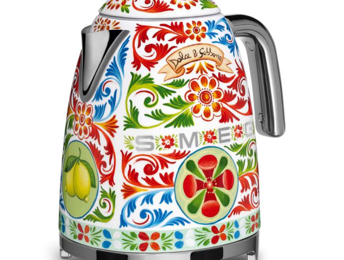 Der Wasserkocher: Kunstvolle Motive traditioneller sizilianischer Handkarren: Der Wasserkocher „Sicily is my Love” von Dolce & Gabbana und Smeg ist Schmuckstück und Blickfang für jede Küche. Foto: Smeg