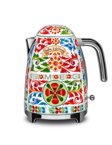 Der Wasserkocher:
Kunstvolle Motive traditioneller siziliani- scher Handkarren: Der Wasserkocher „Sicily is my Love” von Dolce & Gabbana und Smeg ist Schmuckstück und Blick- fang für jede Küche. Foto: Smeg