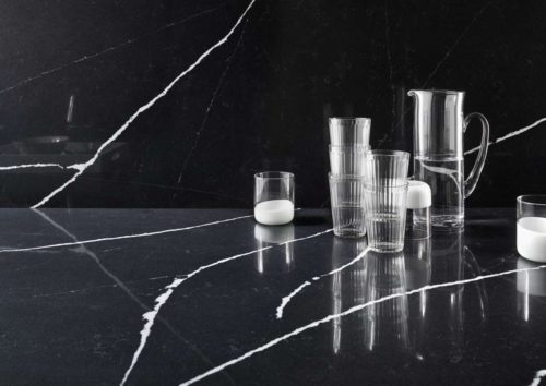 Quarzsteinarbeitsplatte und Rückwand Eternal-Marquina. Foto: Lechner