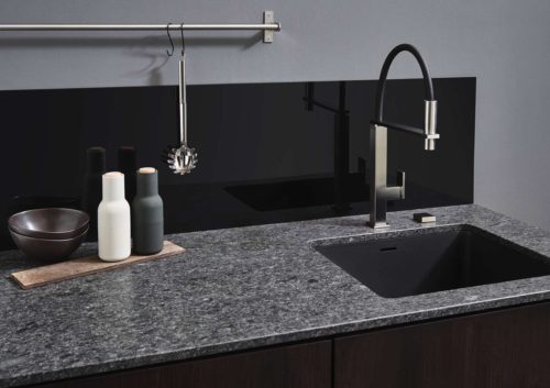 Granit Steel Grey Arbeitsplatte mit Glasrückwand. Foto: Lechner