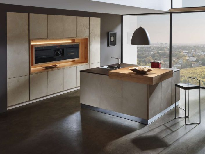 Das Küchenmodell TESSA mit sandhellen Fronten einer Dekton Arbeitsplatte und einem Barwinkel aus Asteiche Natur wurde mit dem German Design Award 2018 ausgezeichnet. Foto: Sachsenküchen