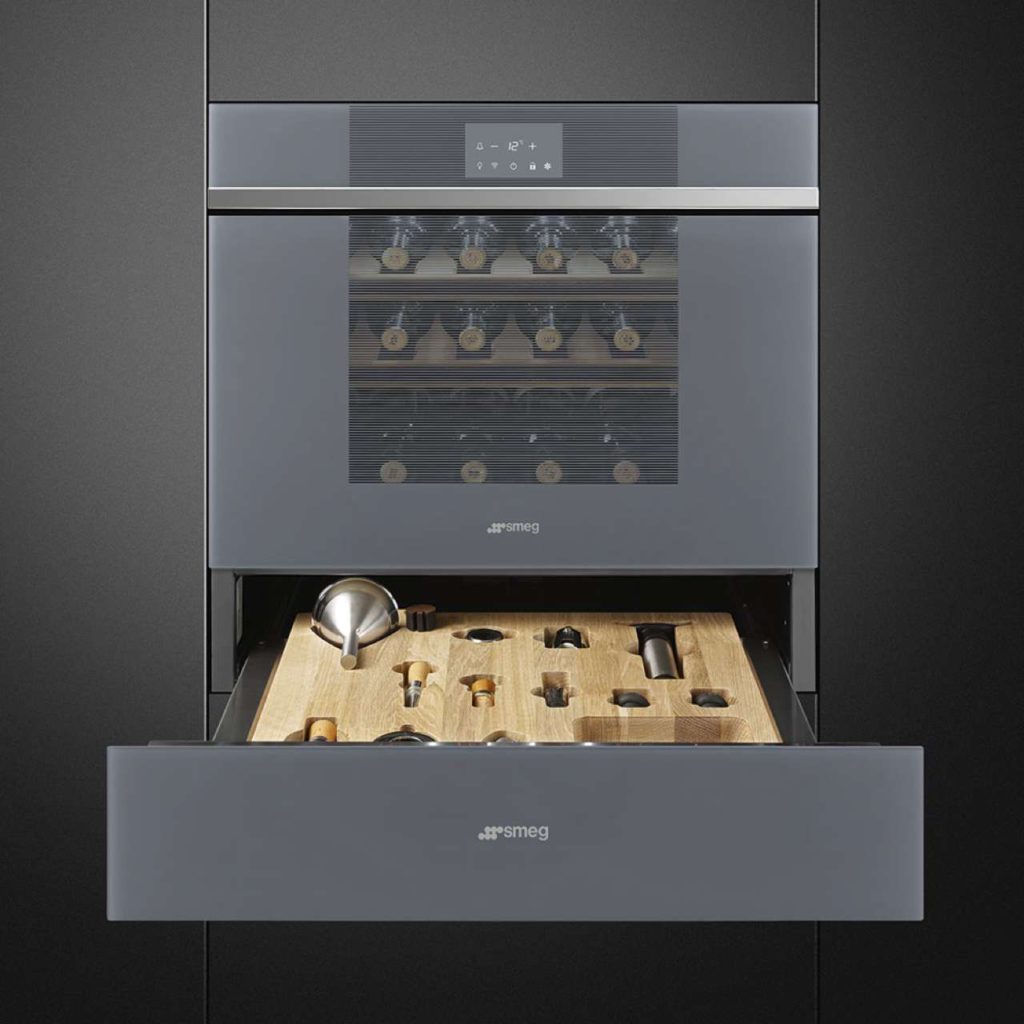 Der neue Kompakt-Weinklimaschrank mit Direkt Touch Control in der Vollglas-Außentür und Wi-Fi Smeg Connect samt Sommelierschublade. Foto: Smeg