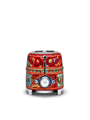 Typisch Dolce & Gabbana: Die leuchtenden Ornamente mit Früchten, Vögeln und Segelbooten auf diesem Smeg Toaster erinnern an traditionelle sizilianische Keramik. Und die ausgefeilte Technik lässt Bruschetta und Panini-Scheiben auch noch traumhaft kross werden. Ein Fest für Augen und Gaumen!  Foto: Smeg