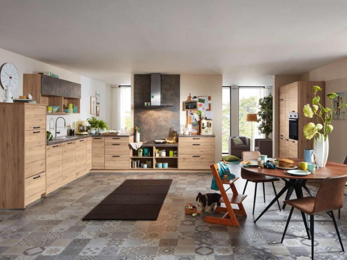 Schön harmonisch: Küchenmöbel sollten sich optisch in das Gesamtambiente einfügen. Foto: djd/KüchenTreff GmbH & Co. KG