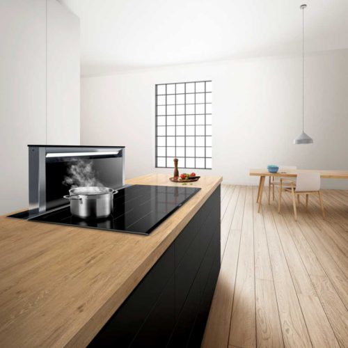 Ideal für alle, die sich beim Kochen volle Sichtfreiheit wünschen, um mit der Familie oder den Gästen zu kommunizieren ist die Downdraft Lösung.  Foto: Bosch