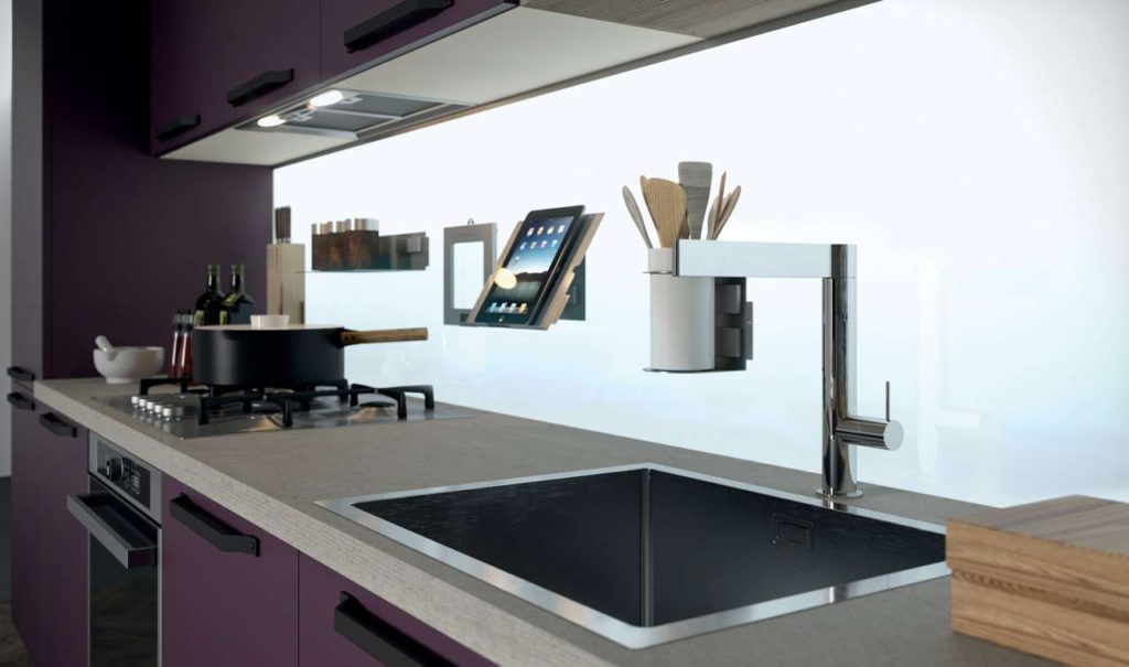 Die beleuchtete Nischenwand aus Glas sieht nicht nur modern aus sondern gibt der Küche von Aran auch einen hellen und freundlichen Look. 