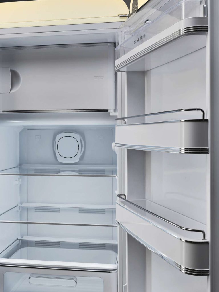 Bei geöffneter Gerätetür springt die neue Innenausstattung sofort ins Auge. Sie präsentiert sich nun ebenfalls im 50’s Style, mit runden Formen und harmonischen Proportionen. Foto: Smeg