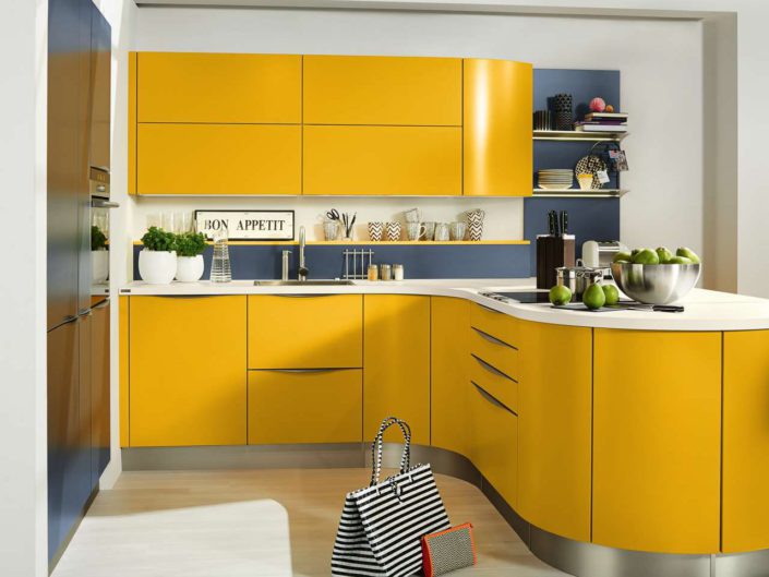 Das Küchenmodell MR3300 in Gelb sorgt für gute Laune und gibt der Küche mit den geschwungenen Fronten einen extravaganten Look. Foto: Musterring