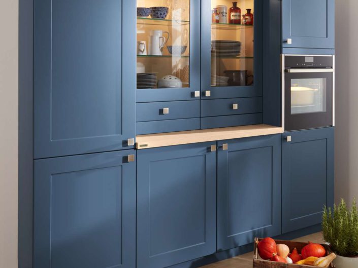 Beleuchteter Buffetschrank mit integriertem Backofen. Foto: Musterring