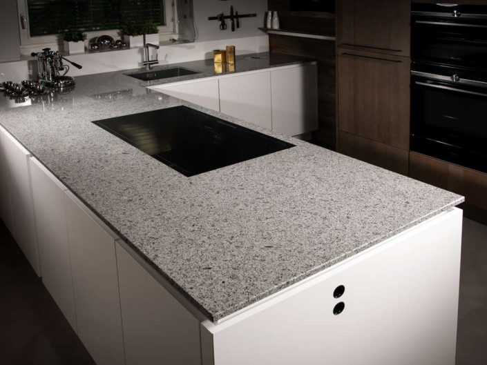 „Oriental Blue“ von STRASSER bringt die märchenhafte Optik aus 1001 Nacht in die Küche. Blau schimmernde Quarze erinnern an das bezaubernde Glitzern des Sternenhimmels in heißen Sommernächten und laden zu phantasiereichen Genusserlebnissen ein. Foto: STRASSER Steine