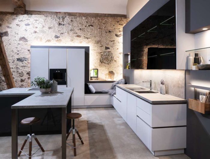 Küche „W1| Carbon“ mit Dekton Arbeitsplatte. Foto: Warendorf Küchen