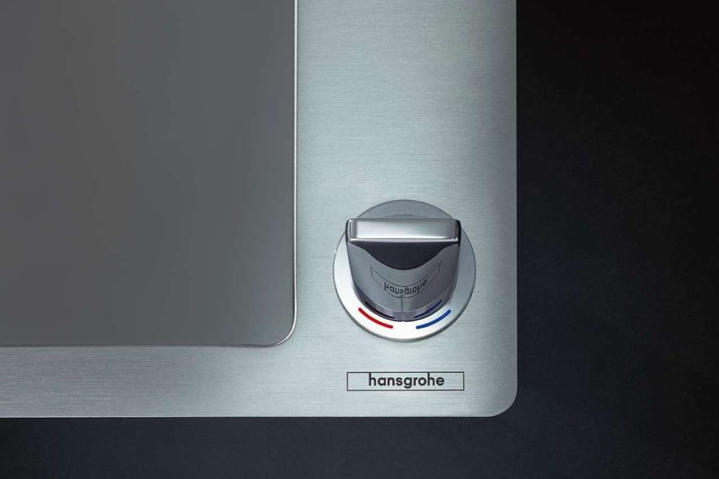 Formschön aber unauffällig ist diese Fernbedienung. Foto: hansgrohe