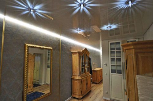 Das Grundlicht im Raum lässt sich mit Effekten wie einer indirekten Beleuchtung unter der Raumdecke kombinieren. Foto: djd/TopaTeam/Ciling