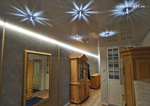 Das Grundlicht im Raum lässt sich mit Effekten wie einer indirekten Beleuchtung unter der Raumdecke kombinieren. Foto: djd/TopaTeam/Ciling