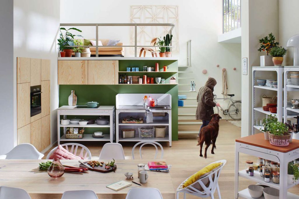 Modular, flexibel, mobil und offen. Der werkzeuglose Auf- und Abbau dieser beiden Modul-Küchen – z. B. für urbanes Wohnen auf wenig Raum oder in einem schicken Loft – geht einfach und schnell. (Foto: AMK)  