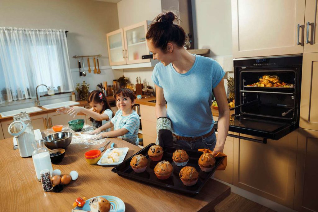 Herzhaftes und Süßes zeitgleich zubereiten? Das gelingt dank des Backofens mit Split & Cook Funktion problemlos.
Foto: djd/Beko