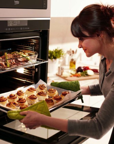 Ein Backofen, zwei Gerichte: Der Multifunktionsbackofen kann in zwei separate Ebenen mit unterschiedlichen Temperaturen und Heizarten unterteilt werden.
Foto: djd/Beko