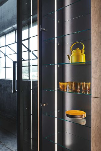 Dekorglasvitrinen ergänzen das Design der INTUO Fero Küche. Foto: ewe Küchen