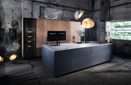 INTUO Fero mit der Kücheninsel in der Trendfarbe „dark iron“. Foto: ewe Küchen