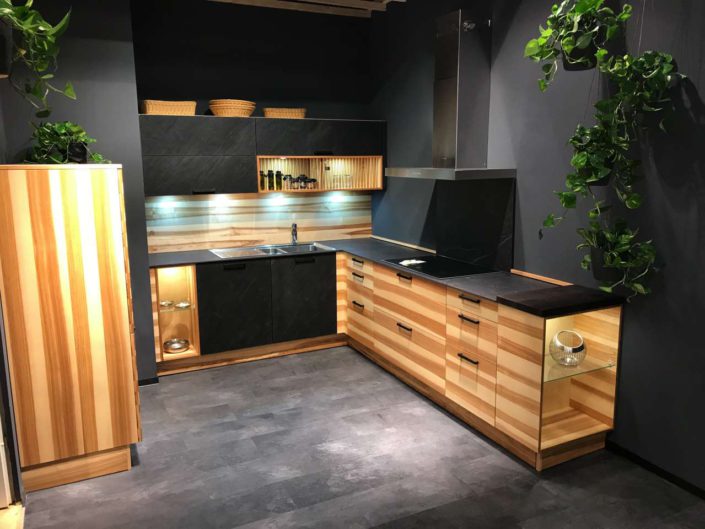 Längst kein Widerspruch mehr: Echtes Holz und modernes Design der Küche CUBE hier zu sehen in Kernesche. Foto: Oster Küche