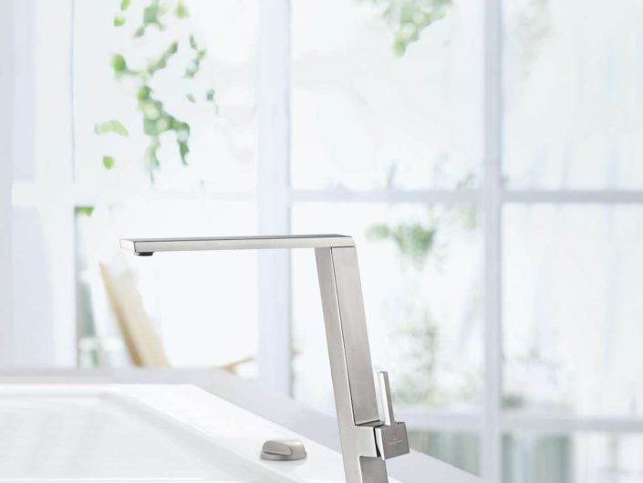 Die Armaturen der Serie Finera stehen für leichtes und reduziertes Design. Exklusive Design-Merkmale der puristischen Armaturen aus massivem Edelstahl sind der flache, hohe Auslauf sowie der feine Griff. Foto: Villeroy & Boch