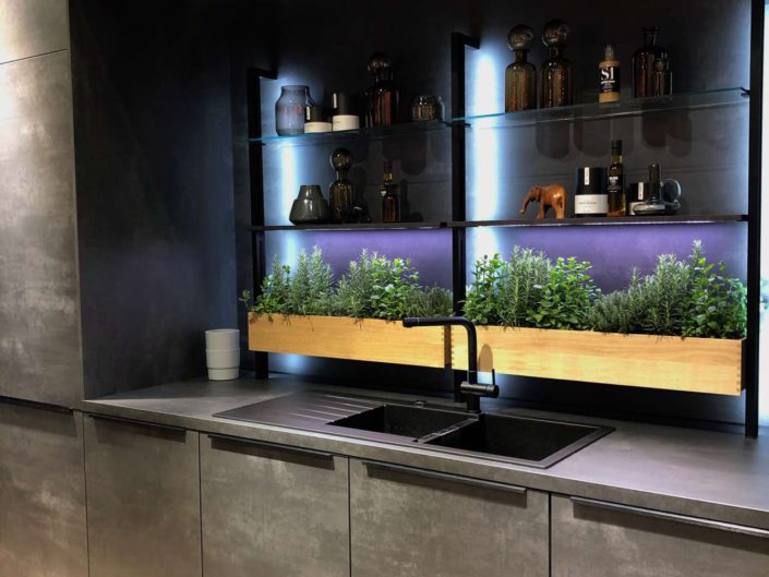 Auch bei Nobilia Küchen spielten Pflanzkästen mit UV-Licht eine Rolle. Foto: Küchen Journal
