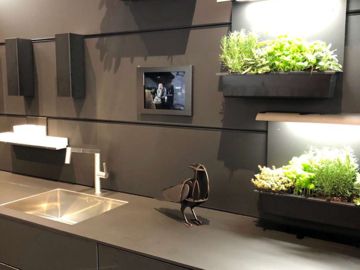 Die Münchner Firma Agrilution GmbH bringt mit ihrem Model Plantcube perfektionierte Farming Technologie in die Küche. Foto: Küchen Journal