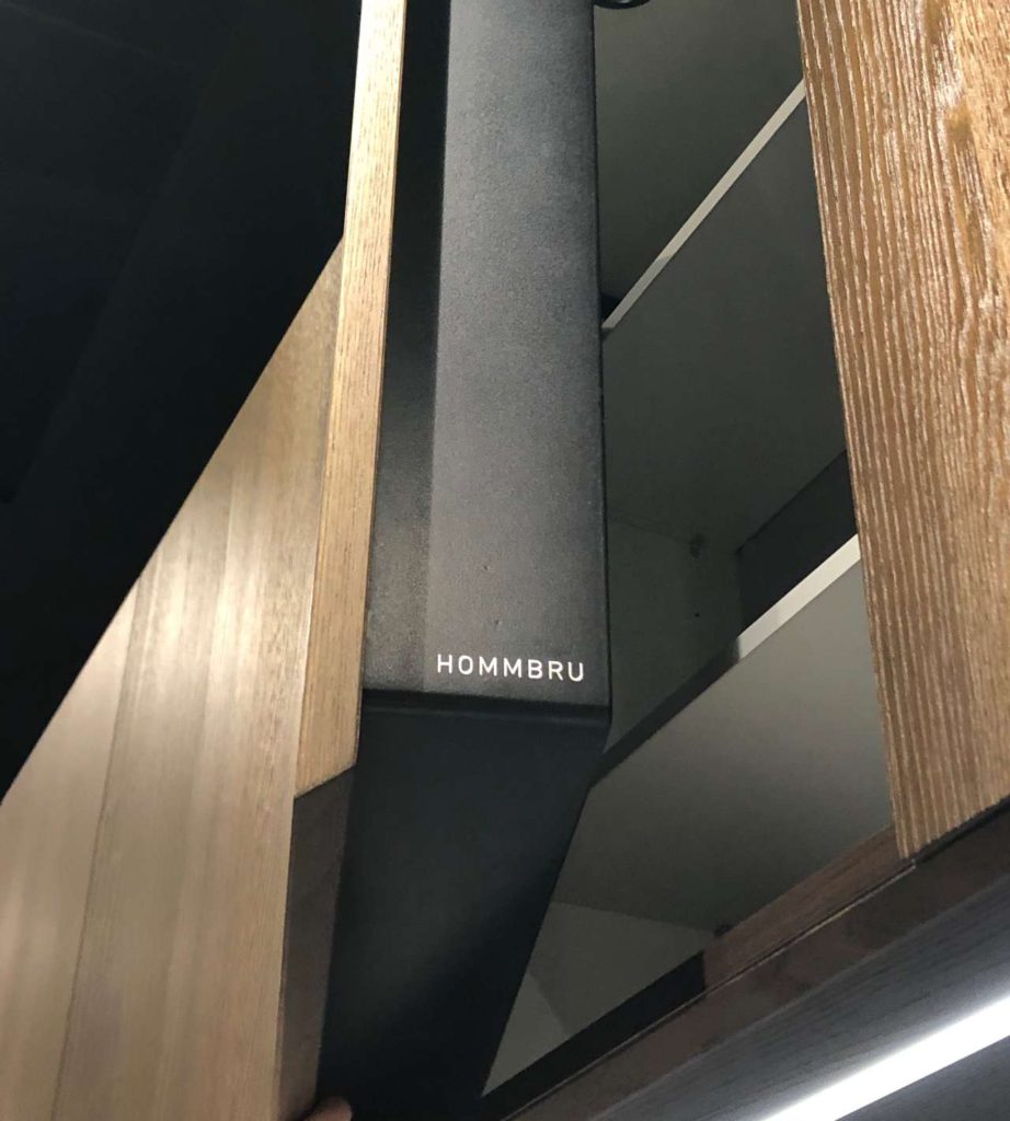 Ein interessante Innovation im Bereich Soundsysteme fanden wir bei LEICHT Küchen. Hier sieht man eine Musikbox die so hinter einer extra dünnen Schranktür im Küchenschrank eingebaut wurde, dass das Holz der Schranktür als Schwingungsmembran der Box fungiert. Foto: Küchen Journal