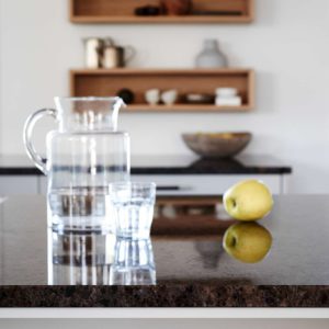 Die blauen und violetten Kristalle des Lundhs Antique Stone bilden zusammen mit edlen Brauntönen eine einzigartige Farbkombination, die ausgezeichnet zu modern designten Küchen in Grundfarben und Holztönen passt. Foto: Lundhs Real Stone