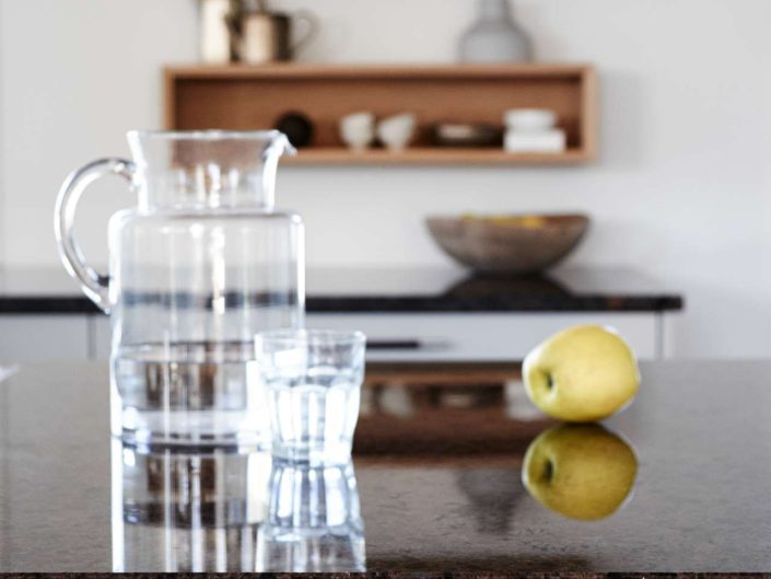 Die blauen und violetten Kristalle des Lundhs Antique Stone bilden zusammen mit edlen Brauntönen eine einzigartige Farbkombination, die ausgezeichnet zu modern designten Küchen in Grundfarben und Holztönen passt. Foto: Lundhs Real Stone